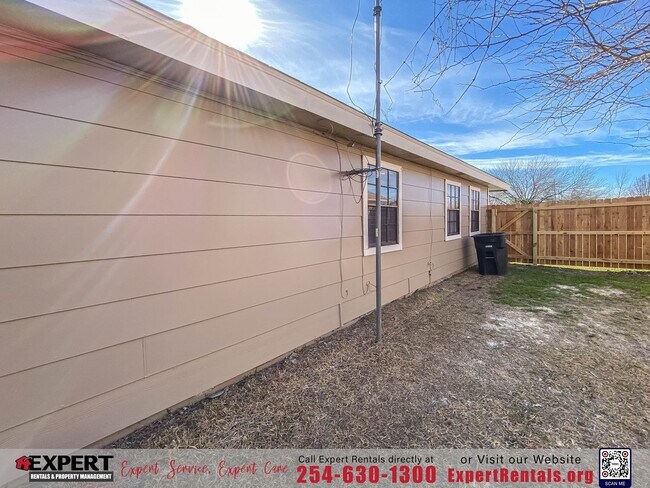 Building Photo - 2 bedroom/ 1 bath with one car garage.