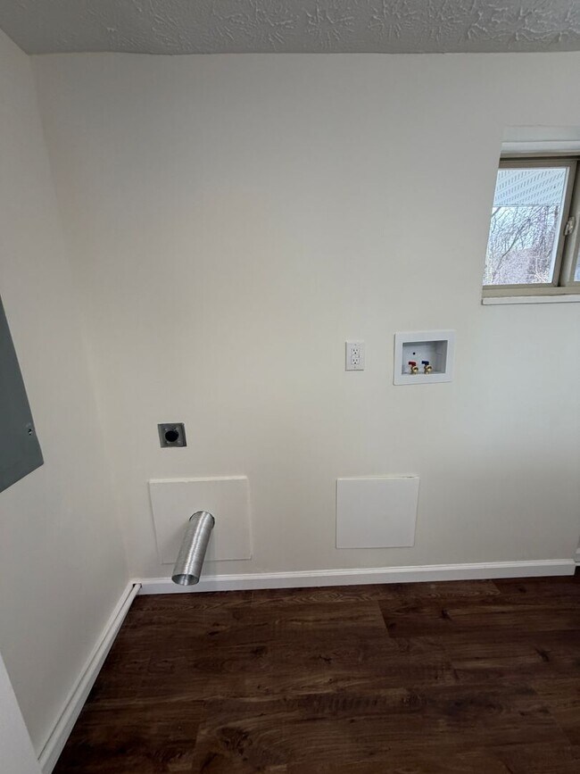 Building Photo - Charming 3/2 in Columbus