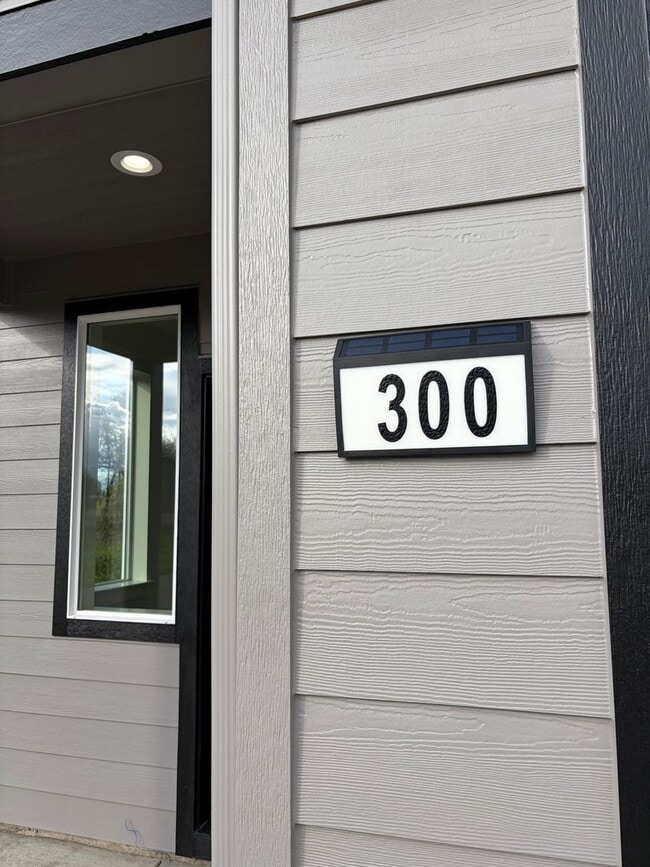 Building Photo - 300 Seven Oaks Ln