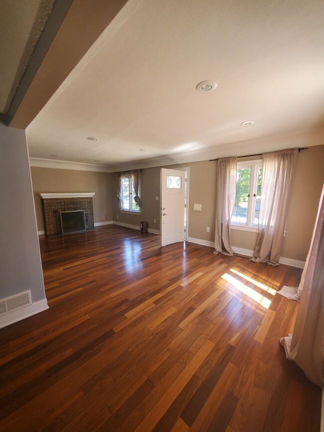 Building Photo - Classic 4 Bedroom Tudor in Desirable Maple...