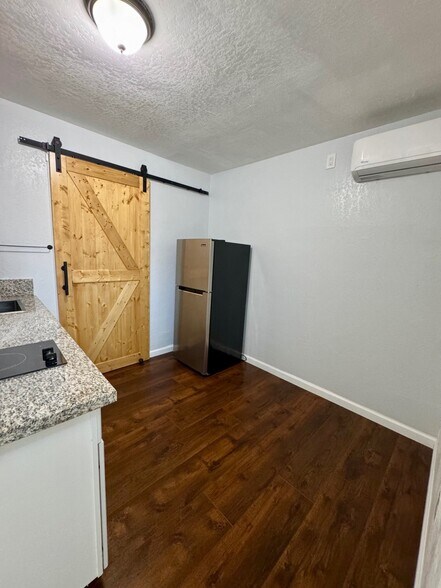 Building Photo - 1304 Louis Dr