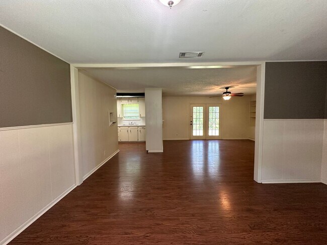 Building Photo - Charming 3 Bedroom in South Tyler!