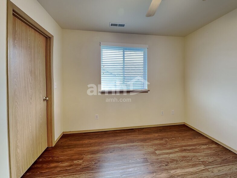 Building Photo - 1107 202nd St E