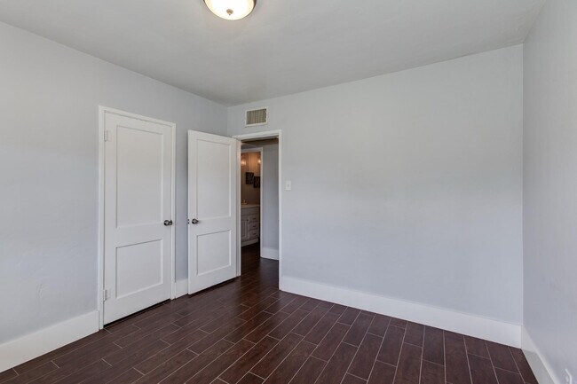 Building Photo - 510 E Belmont Ave