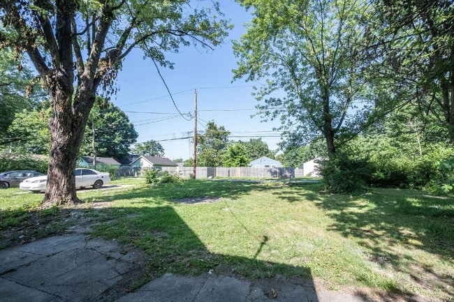 Building Photo - "Spacious 4-Bedroom Gem with 2 Full Baths ...
