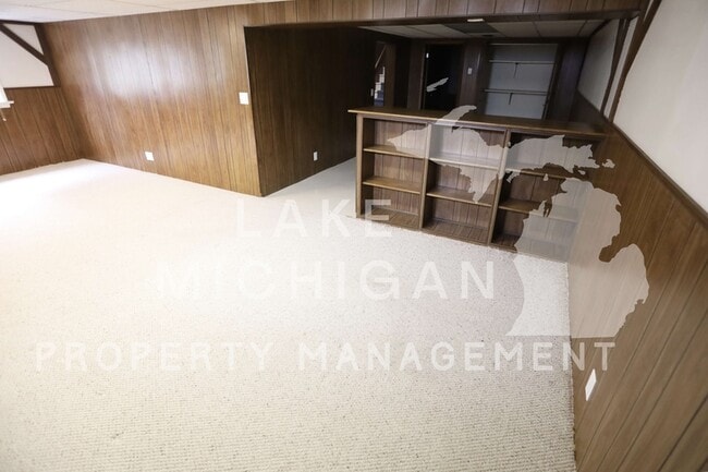 Building Photo - 14750 Parkwood Dr