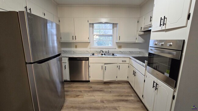 Building Photo - 4035 Meadowbrook Dr