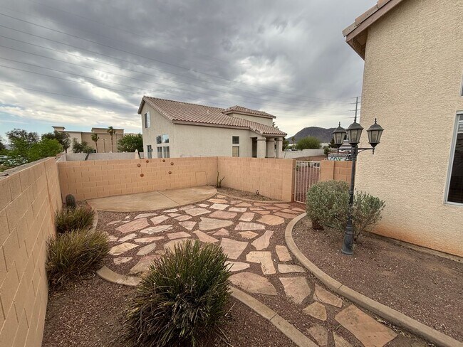 Building Photo - Modern 3Bed/3Bath Two Story Home located i...