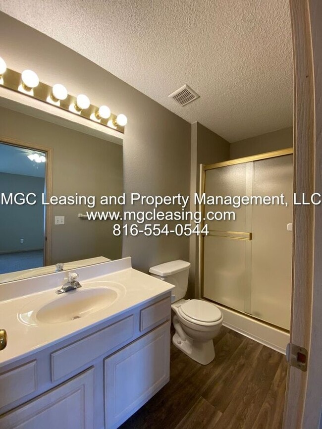 Building Photo - Harrisonville 2 Bedroom 2.5 Bath Townhome!