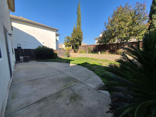 Building Photo - Lovely 4 bedroom, 2.5 bath home in North N...