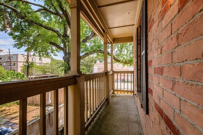 Building Photo - 2255 Braeswood Park Dr