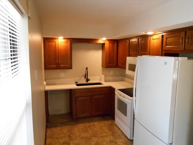 Building Photo - 1021 N Kiger Rd