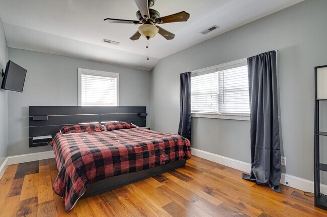 Building Photo - Charming 2 Bedroom 2 Bath Home In The Heart Of Downtown Mebane With Massive Fenced In Yard!!