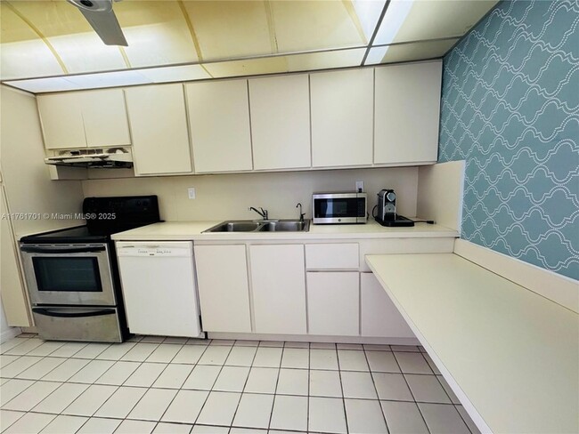 Building Photo - 18071 Biscayne Blvd