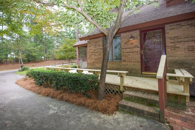 Building Photo - Cottage life in Southern Pines