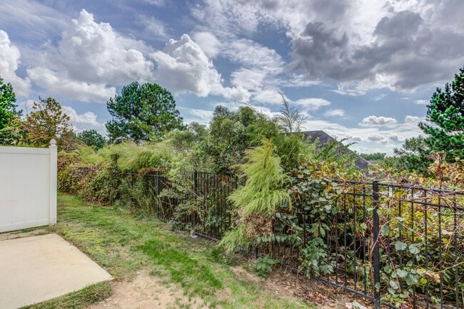 Building Photo - 3 Bedroom Townhouse in Wakefield with 1 Ca...