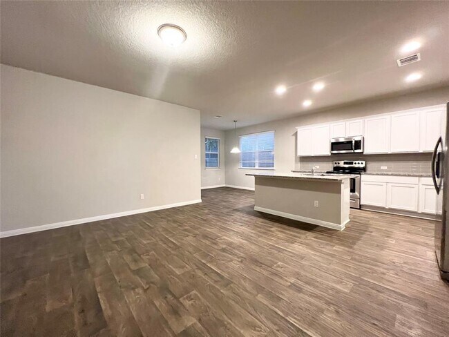 Building Photo - 105 Naset Dr