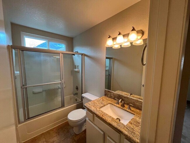 Building Photo - Charming end-unit home in Tamarack Point~ ...