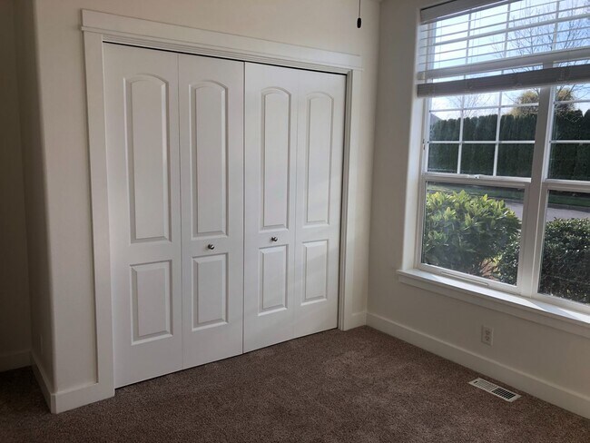 Building Photo - Nice 4 bedroom home with open floor plan and great outdoor space