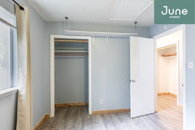Building Photo - Queen room in 3-bed/1.5-bath Home