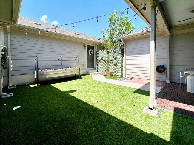 Building Photo - 402 Crater Lake Dr
