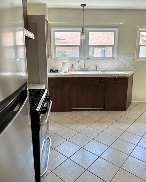 Kitchen - 1925 N Commonwealth Ave