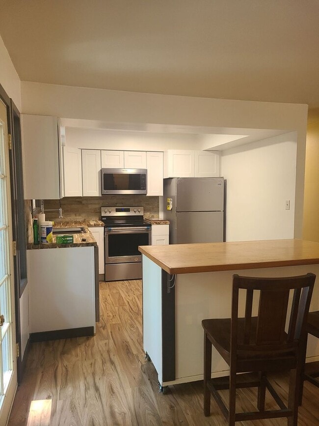 Building Photo - Charming 2 bedroom, 1 bath duplex near Ros...