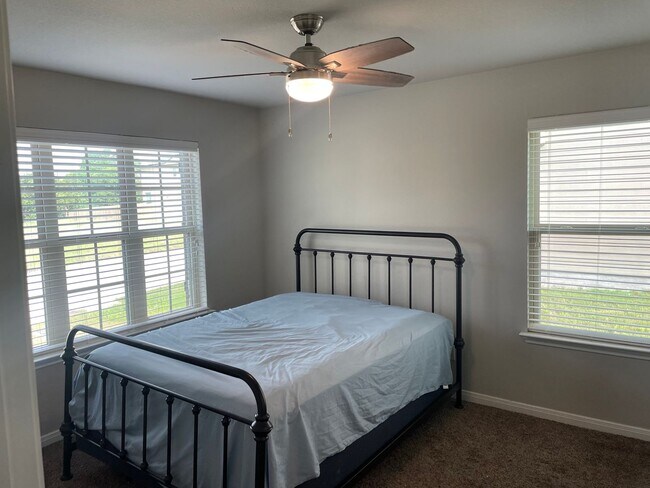 Building Photo - 4 BEDROOM NEAR STILLHOUSE HOLLOW LAKE