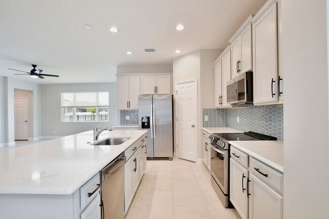Building Photo - Elegant 5/3 Wilshire Model House with Cove...