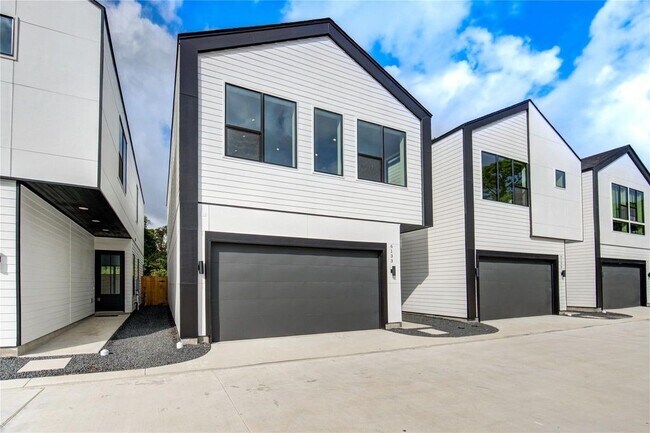 Building Photo - 6121 Pacific Frst Dr