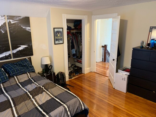 Building Photo - Huge 5 bed In Davis Square