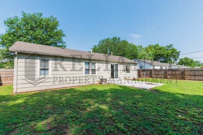 Building Photo - 2322 S Vine St