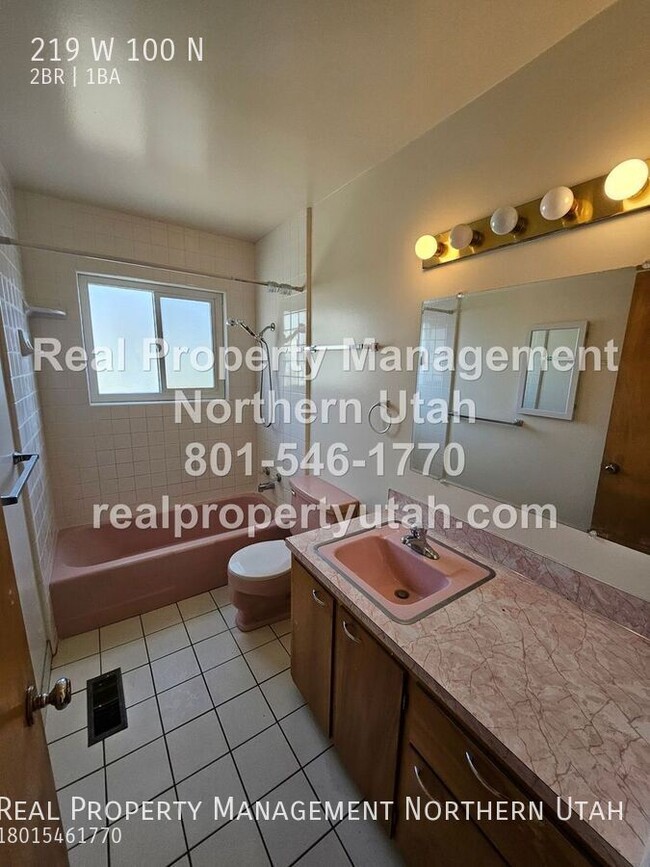 Building Photo - 2 Bedroom 1 Bath Upstairs Apartment in Bri...