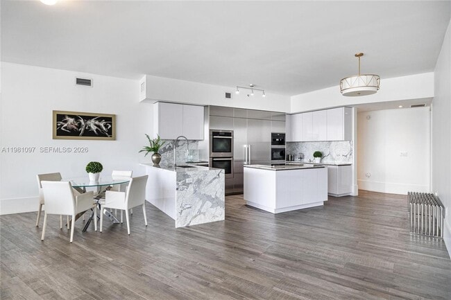 Building Photo - 5500 Island Estates Dr