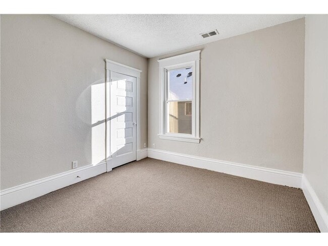 Building Photo - Available NOW!!  3 Bedroom Upper Level Dup...