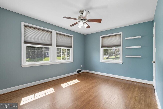 Building Photo - 511 Crestwood Dr