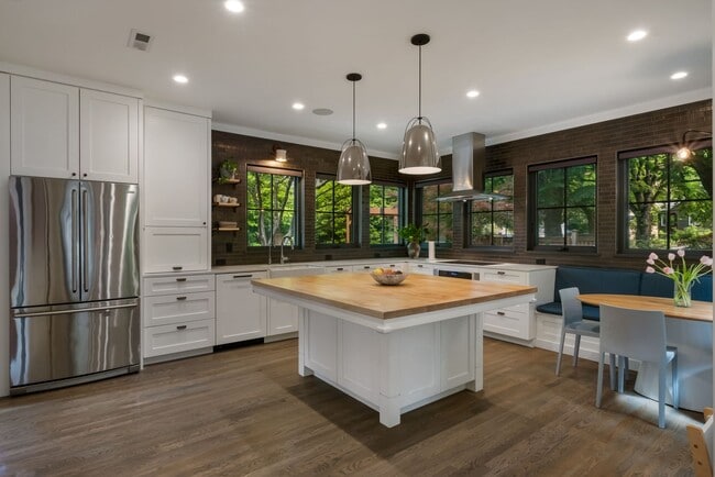 Building Photo - 2835 NE 40th Ave