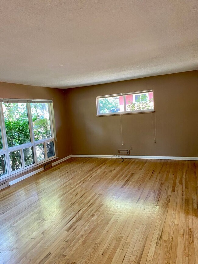 Building Photo - Charming 2-Bedroom House with Flatiron Views
