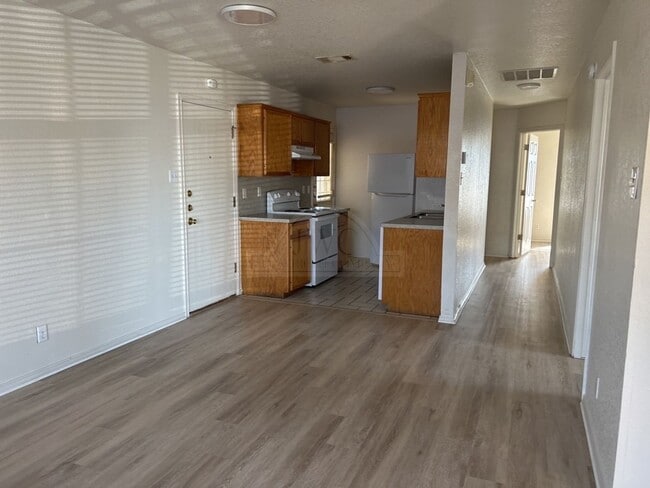 Building Photo - 902 McDaniel Cir