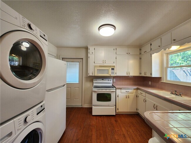 Building Photo - 588 S Castell Ave