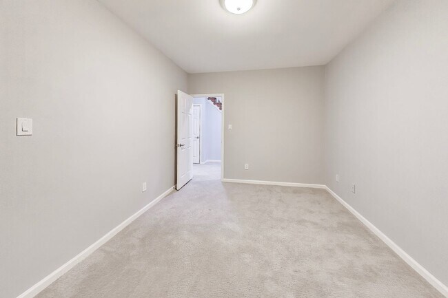 Building Photo - Spectacular 3 Bed + LOFT + 3.5 Bath- Custom Kitchen & Master Retreat w/ Beautiful Updates