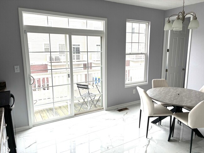 Building Photo - 328 W Main St