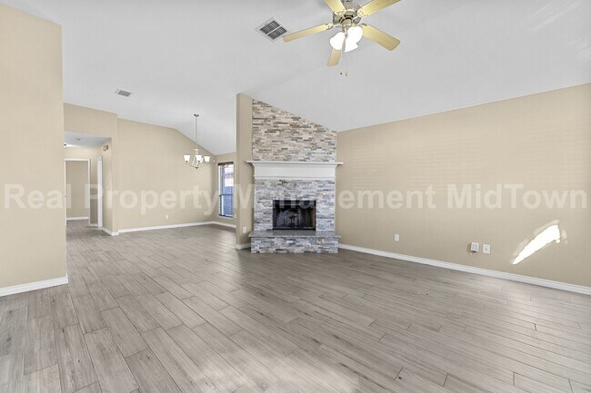 Building Photo - 1605 Bob Dr