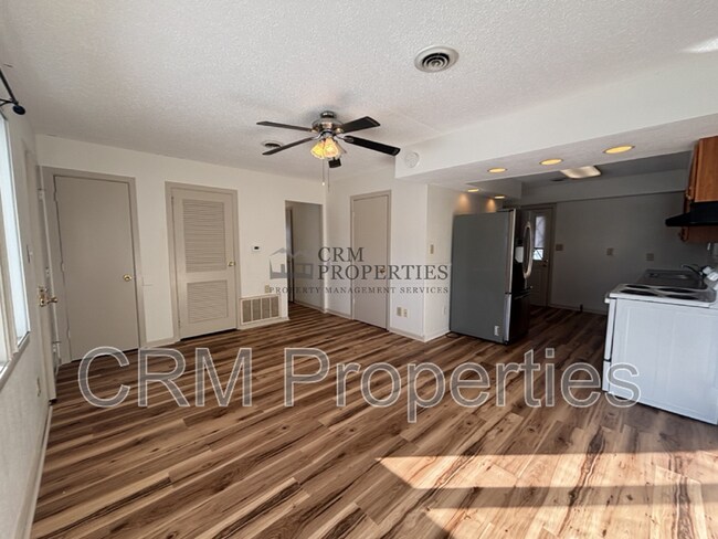 Building Photo - 1008 E Fischer St