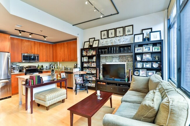 Building Photo - Gorgeous Light Filled Spacious Studio Blocks to King St Metro