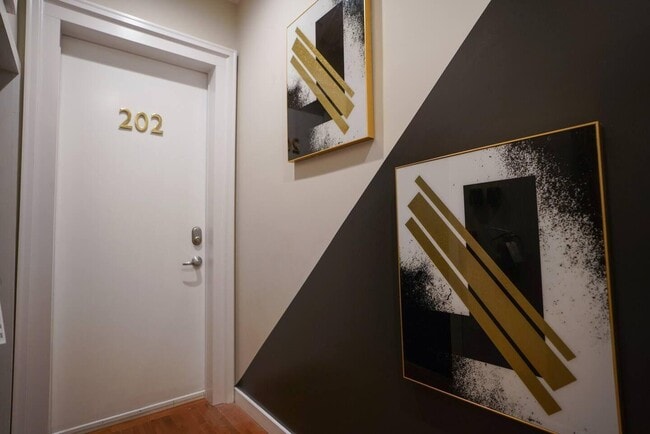 Building Photo - 709 Jackson Ave