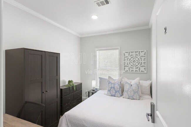 Building Photo - 1521 Preston St S