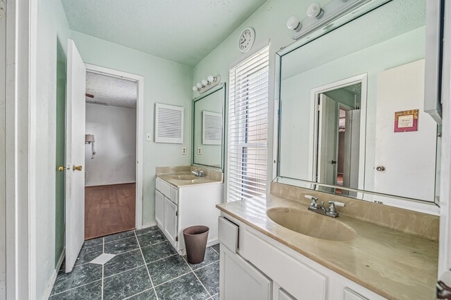 Building Photo - 13139 Birch Grove Dr