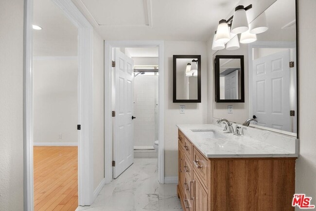 Building Photo - 532 N Rossmore Ave