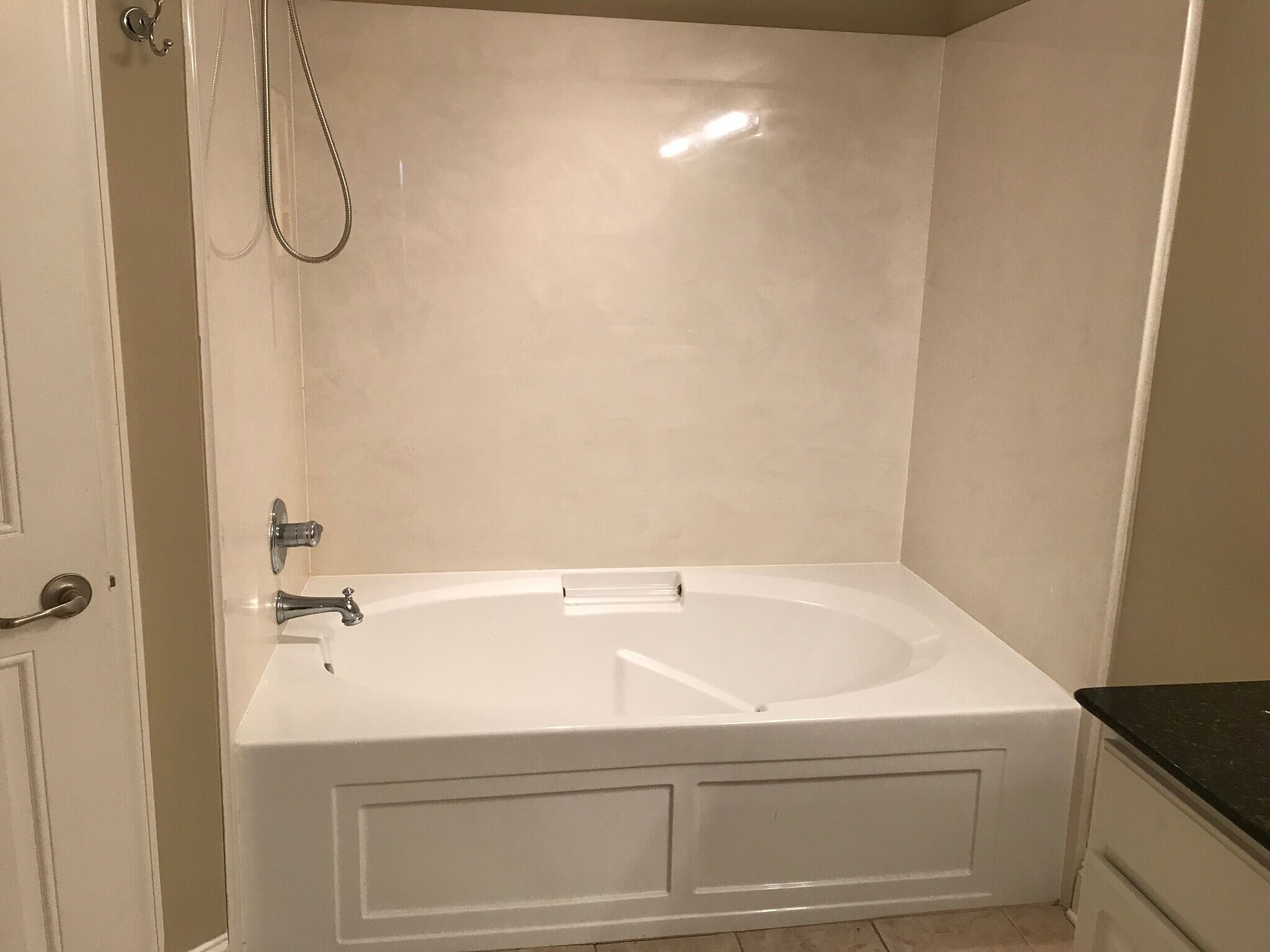 Master Bath Tub - 3201 Aspen Grove Drive